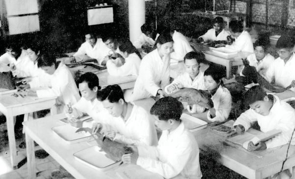 1966_Sinh viên thủy sản trong giờ thực hành