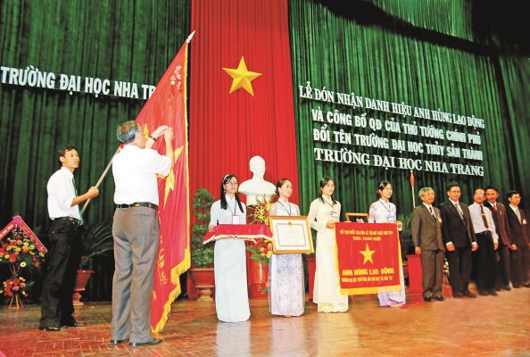 Năm 2006_Đón nhận danh hiệu Anh hùng Lao động và đổi tên thành Trường ĐH Nha Trang